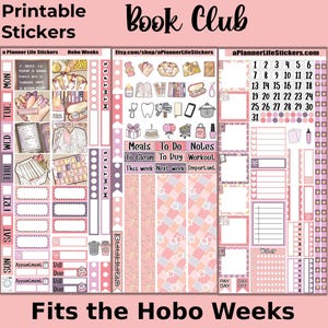 Può includere: Adesivi stampabili per agende Hobo Weeks. Gli adesivi presentano una combinazione di colori rosa e pesca con vari disegni, tra cui grafiche a tema libri, elementi di calendario e il testo "Book Club". Gli adesivi sono progettati per adattarsi all'agenda Hobo Weeks.
