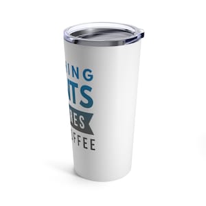 Puede incluir: Taza de viaje de acero inoxidable blanca con un dise&ntilde;o negro y azul que dice "Morning Rants Requires Coffee".