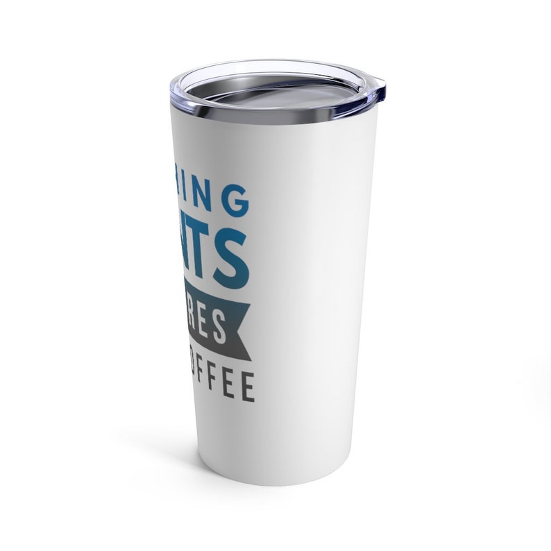 Puede incluir: Taza de viaje de acero inoxidable blanca con un dise&ntilde;o negro y azul que dice "Morning Rants Requires Coffee".