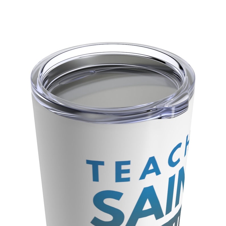 Puede incluir: Taza de acero inoxidable blanca con un dise&ntilde;o azul y blanco que dice "Teacher Saints".