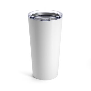 Puede incluir: Un vaso de acero inoxidable blanco con una tapa transparente. El vaso es una opci&oacute;n popular para mantener las bebidas fr&iacute;as o calientes.