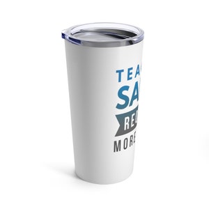 Puede incluir: Un vaso de acero inoxidable blanco con un gr&aacute;fico azul y gris que dice "Los maestros son como el vino, algunos mejoran con la edad, los dem&aacute;s simplemente se vuelven amargos.  Requiere m&aacute;s caf&eacute;".