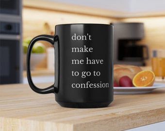 Könnte beinhalten: Schwarze Kaffeetasse mit weißem Text, der "Zwinge mich nicht, zur Beichte zu gehen" lautet.