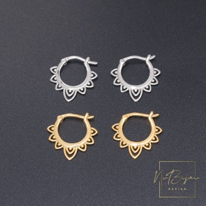 Geometric huggie hoops earring, Tiny silver huggie hoop earrings , Huggie hoop earring, Gold hoops, Round Circle Earrings, Leaf Circle