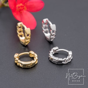 Tiny Chain Shaped Huggie Hoop Earrings, Gold Huggie hoop Earrings, Small hoop, Girls earrings, Minimalist earrings, Tiny silver huggie hoop