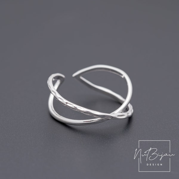 Silver hammered ring, Criss cross ring, Minimalist ring, Open silver ring, Adjustable ring, Dainty silver ring, 925 sterling silver ring