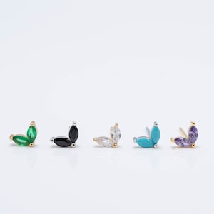 Zierliche Blumenohrring, kleine Goldohrringe, minimale Goldstecker, zarte Ohrstecker, grüne Steinohrringe, kleine Goldohrringe