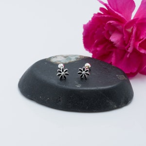 Kleine bloem Stud oorbellen, kleine stud oorbellen, minimalistische oorbellen, schroef terug oorbellen, 925 Sterling zilveren oorbellen, kraakbeen oorbellen