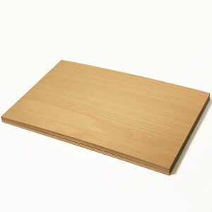 K&ouml;nnte beinhalten: Ein hellbraunes Holzbrett mit einer glatten Oberfl&auml;che und einer leicht rauen Textur. Das Brett ist rechteckig und hat eine nat&uuml;rliche Holzmaserung.
