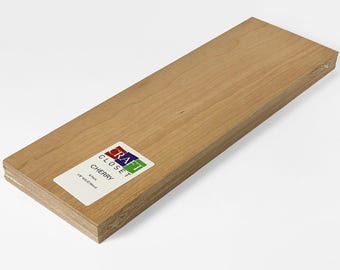 Op de afbeelding: Een stapel kersenhouten planken, 15,2 cm breed, 0,6 cm dik en 0,6 cm dik, met het label "Craft Closet Cherry 6/4" en "1/4" Solid Wood".