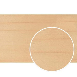 K&ouml;nnte beinhalten: Nahaufnahme einer hellen Holzoberfl&auml;che mit nat&uuml;rlicher Maserung. Das Holz ist glatt und hat eine warme, hellbraune Farbe.