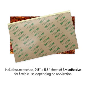 Op de afbeelding: Een vel 3M-plakband, 9,5 inch bij 5,5 inch, met een bruine achterkant en een groen 3M-logo erop gedrukt. De plakband is niet bevestigd en kan voor verschillende toepassingen worden gebruikt.