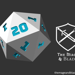 Może przedstawiać: Biała 20-ścienna kostka do gry z niebieskimi liczbami, biała tarcza z skrzyżowanymi mieczami i różdżką oraz tekst "The Mage & Blade" i "themageandblade.com".