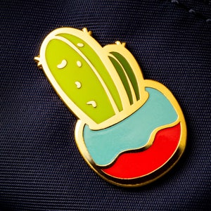 Emaille pin met mini-cactus: draagbare woestijnbedel