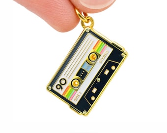 Charm de cinta de casete negra esmaltada, colgante retro musical arcoíris tono dorado – Midnight Mix