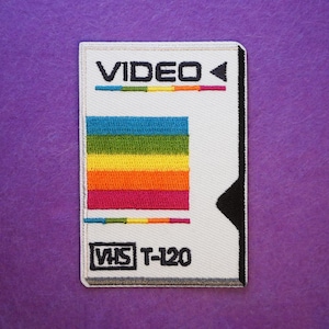 Gestickter Vintage Vibes: Retro VHS Aufnäher