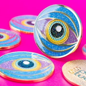 Golden Gaze: Vibrant Glitter Eyeball Enamel Pin