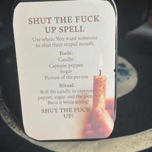 Könnte beinhalten: Eine Karte mit dem Text "SHUT THE FUCK UP SPELL" und Anweisungen für ein Ritual. Die Karte listet Werkzeuge wie eine Kerze, Cayennepfeffer und Zucker auf. Eine brennende Kerze wird im Bild gehalten.