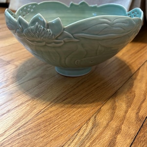 Bol de porcelana verde celadón vintage – Borde calado con diseño en relieve de peces koi y loto – Cerámica artística de inspiración asiática