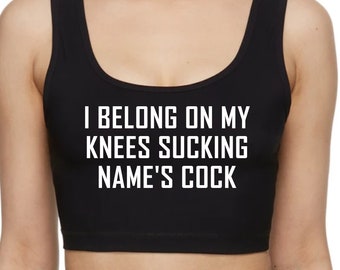 Top corto con nombre personalizado / Camiseta BDSM personalizada / Pertenezco a mis rodillas / Regalo para esposas sumisas / Ropa para mujeres calientes / Regalo para perversiones