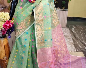 Resham Jamdani Handloom Saree, Hellgrüner handgewebter Jamdani Saree mit Kupferwebrand und all over gewebten Motiven