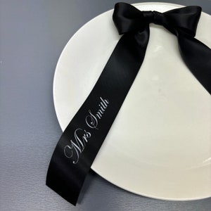 Marque-places personnalisés avec noeud noir pour mariage et événements - Ruban de 15 mm, 20 mm, 25 mm, 38 mm de largeur en police édouardienne