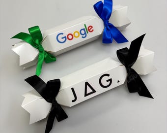 Kit de bombones navideños con el logotipo de la empresa: Cracker navideño para armar, tarjeta de lugar.