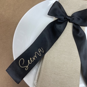 Marque-places personnalisés avec ruban avec nœud pour mariages et événements - Ruban de 38 mm de largeur dans une police élégante