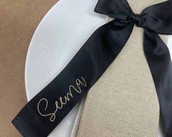Tarjetas de lugar personalizadas con lazo para bodas y eventos: cinta de 38 mm de ancho con fuente elegante