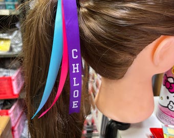 Cintas para el cabello personalizadas de 15 mm con tipografía universitaria, diseño vertical, 3 colores de cinta.