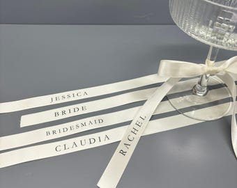 Lazo para copa de vino personalizado, cinta de satén de 15 mm, texto en fuente Garamond, tarjeta de mesa Coquette
