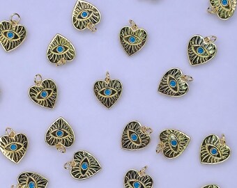 Colgante con dije de corazón y ojo turco dorado