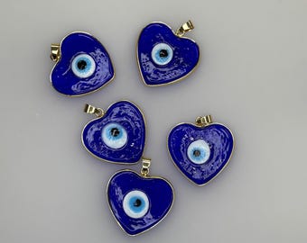Colgante con dije de corazón azul marino Evil Rye con detalles dorados y cristal