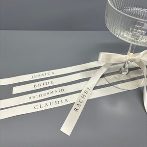 Nœud de verre à vin personnalisé Ruban satin 15 mm polices Garamond texte marque-place Coquette