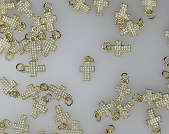 Colgante con dije de cruz de cristal dorado
