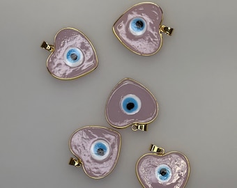Colgante con dije de corazón rosa y ojo turco con detalles dorados