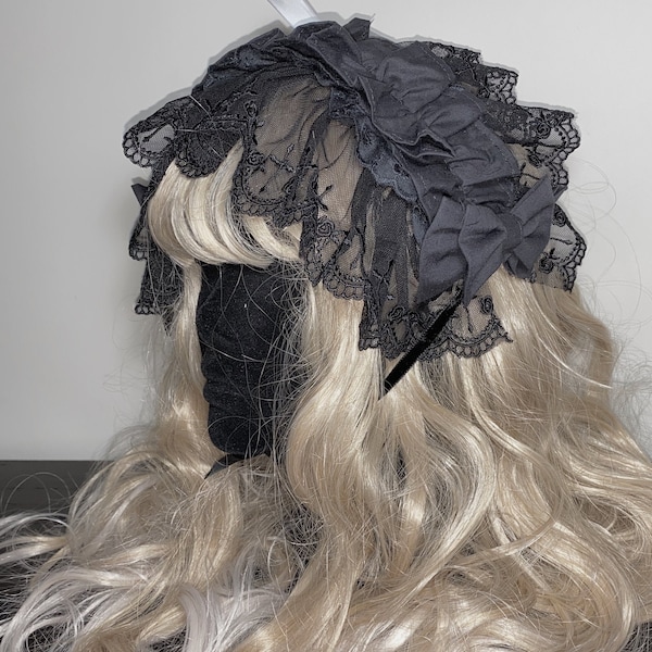 Diadema lolita con volantes negros - Accesorio gótico para el cabello