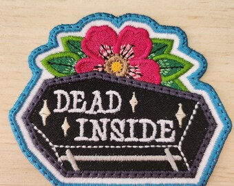 Broderad lapp med "Dead Inside"-motiv