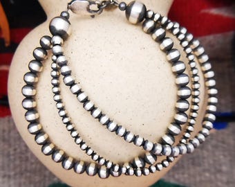 Pulsera Navajo de tres hilos de perlas de plata esterlina con cierre de langosta
