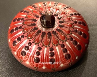Piedra de mandala de cristal de granate hecha a mano