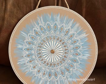 Mandala de madera pintada a mano de 30 cm (12 pulgadas) en azul, blanco, beige y dorado.