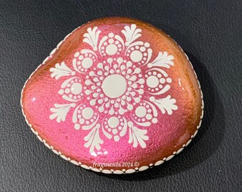 Mandala de roca pintada con piedra de playa