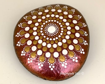 Mandala de roca pintada con piedra de playa