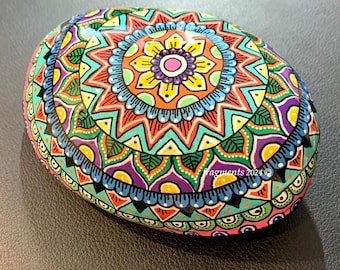 Piedra de playa con forma de mandala pintada a mano