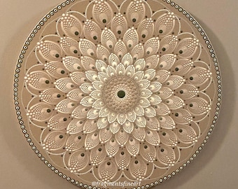 Mandala de madera pintada a mano de 16 pulgadas, color beige.