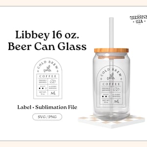Pode incluir: Um copo de cerveja transparente em forma de lata, com uma tampa de madeira e um canudo. O copo tem um rótulo que diz "Cold Brew Coffee" com um gráfico de grãos de café. O rótulo também inclui o texto "Freshly Brewed", "Roast", "Every Morning", e "Net Wt. 16 oz".
