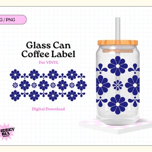 Puede incluir: Una lata de vidrio con un diseño floral azul y blanco. La lata tiene una tapa de madera y una pajita. El texto "Glass Can Coffee Label" y "For VINYL" está en la imagen.