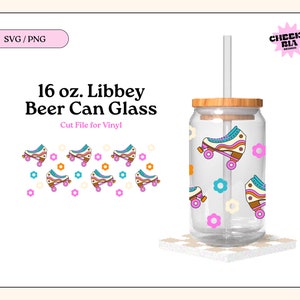 Puede incluir: Un vaso de cerveza de vidrio transparente en forma de lata de 16 onzas, con una tapa de madera y una pajita. El vaso tiene un diseño de patines de colores y flores. El texto "16 oz. Libbey Beer Can Glass Cut File for Vinyl" está en la parte superior de la imagen.