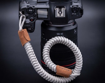 Alça de pulso para câmera em paracord – detalhes em couro, corda de mão ajustável para câmeras DSLR.