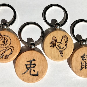 Breloczek do kluczy z japońskim znakiem zodiaku, zwierzęta kawaii, kanji, japoński znak, pirograwerowane drewno